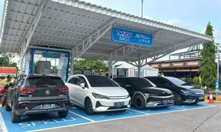 Fasilitas stasiun pengisian kendaraan listrik umum di area publik