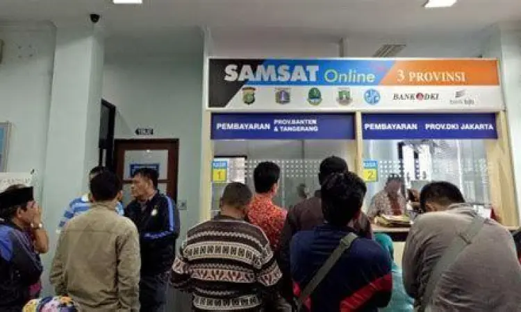 Proses Layanan Loket Samsat Suasana antrean loket di Samsat Jakarta Selatan