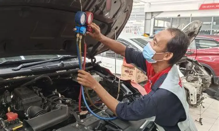 Mekanik memeriksa komponen baterai mobil listrik