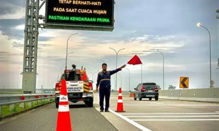 Pusat Kendali Lalu Lintas Tol Petugas memantau monitor lalu lintas jalan tol