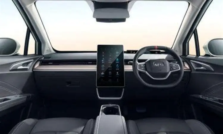 Dashboard Modern Neta V Interior Neta V dengan layar sentuh besar di tengah