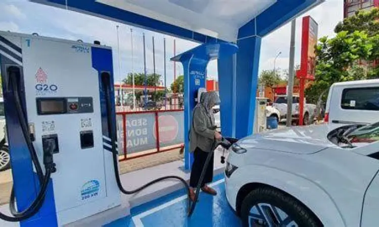 Pengisian Daya di SPKLU Proses pengisian daya mobil listrik di SPKLU
