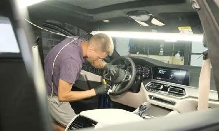 Detailing Interior Mobil Proses pembersihan interior mobil oleh tenaga profesional