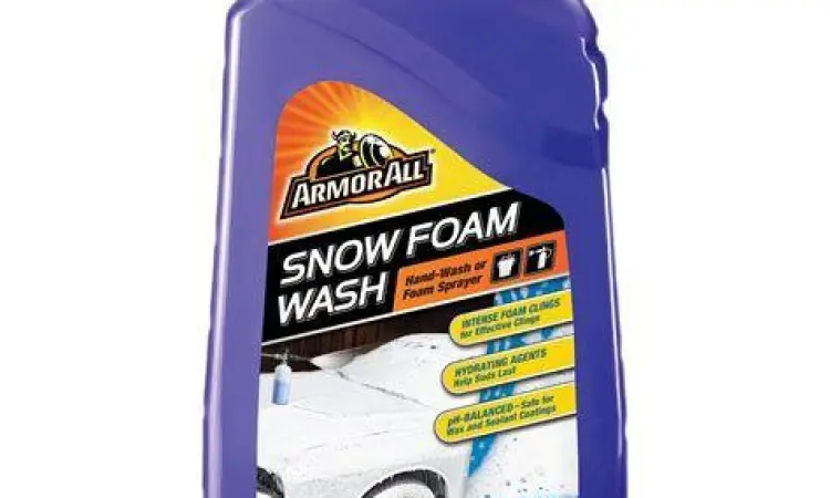 Teknik Snow Wash Mobil yang sedang diselimuti salju pembersih atau snow wash