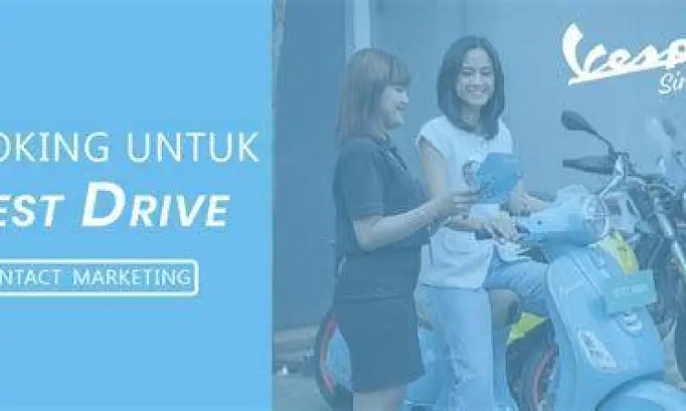 Layanan Purnajual Vespa Mekanik sedang melakukan servis motor Vespa di bengkel resmi