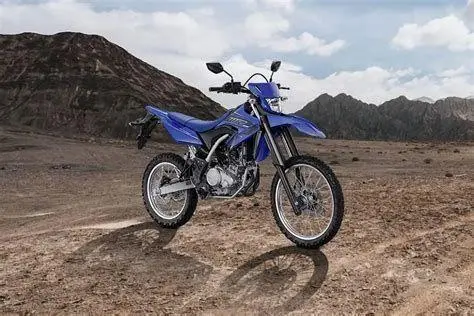 Performa Yamaha WR155R Yamaha WR155R sedang melakukan manuver di jalur tanah