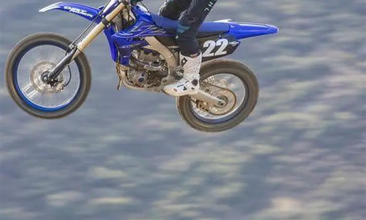 Pebalap melompat menggunakan Yamaha YZ250F