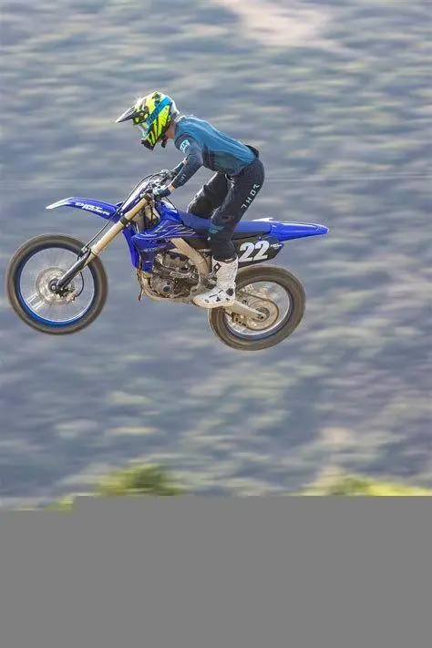 Yamaha YZ250F Kompetisi Pebalap melompat menggunakan Yamaha YZ250F