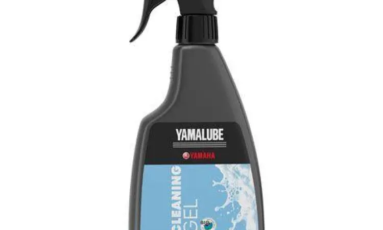 Seseorang sedang mencuci motor trail Yamaha setelah offroad