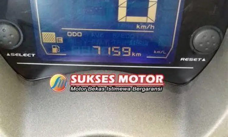 Cek Mesin Nmax Mekanik sedang mengecek mesin Yamaha Nmax