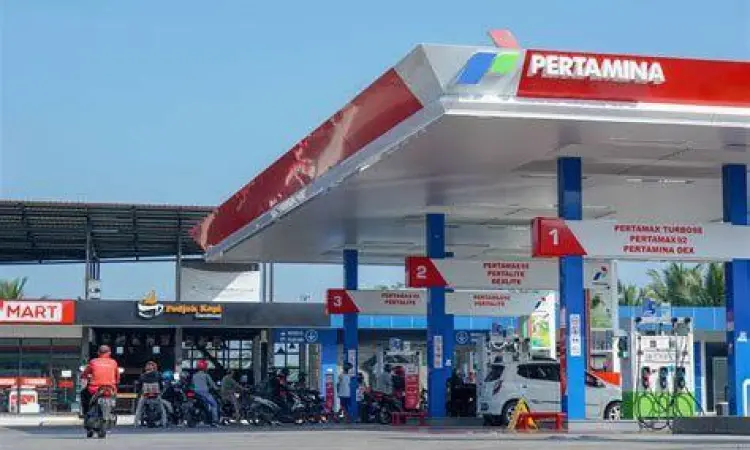 Daftar harga bbm terbaru di papan informasi SPBU Pertamina