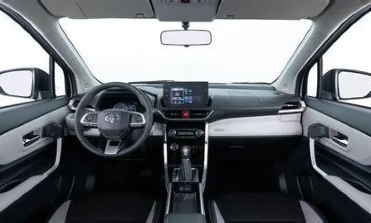 Interior mewah Toyota Veloz 2023 dengan head unit floating
