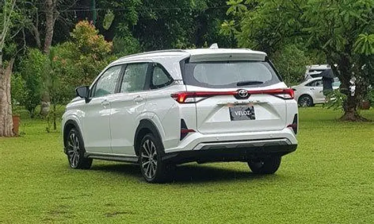 Bagian belakang Toyota Veloz 2023 dengan lampu LED yang menyambung