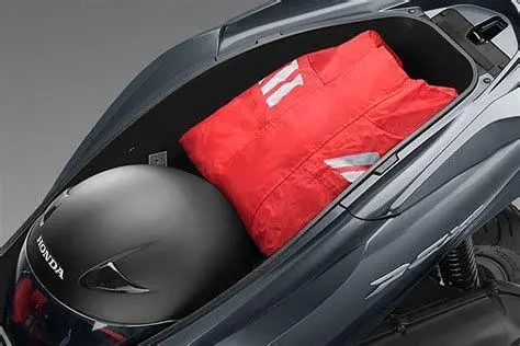 Bagasi Honda PCX 160 Bagasi luas Honda PCX 160