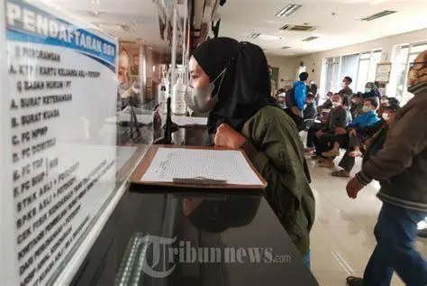 Pelayanan Pajak Kendaraan Suasana pelayanan di kantor Samsat terkait penghapusan pajak progresif