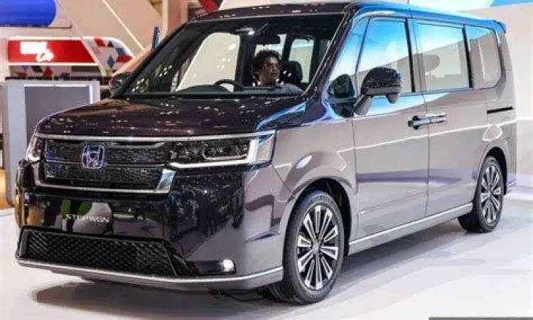 Eksterior Honda Step Wagon Desain eksterior Honda Step Wagon Spada terbaru