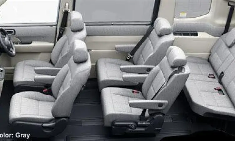 Interior mewah Honda Step Wagon dengan kursi captain seat