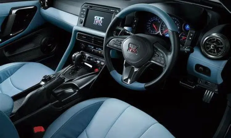 Interior Nissan GTR R35 dengan layar multifungsi