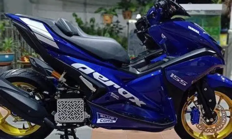 Motor Aerox modifikasi konsep racing look dengan part karbon