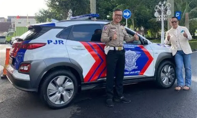 Pengawalan polisi terhadap mobil pejabat