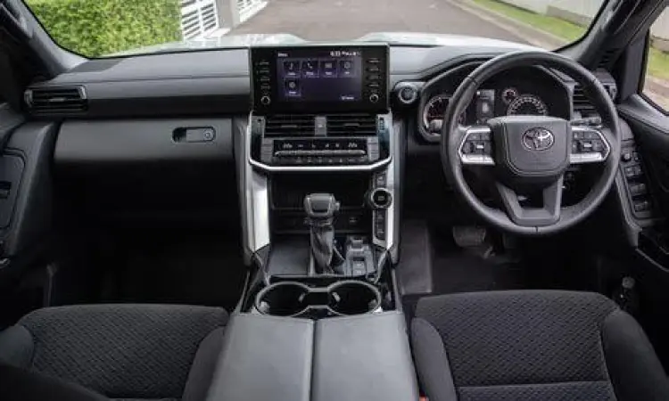 Interior mewah Toyota Land Cruiser 300