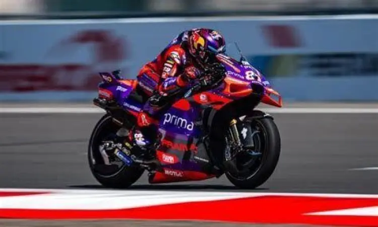 Jorge Martin memimpin balapan di MotoGP Mandalika 2024