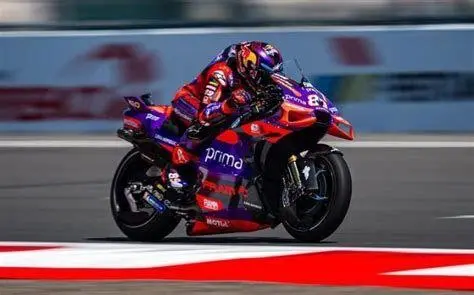 Aksi Dominan Jorge Martin di Mandalika Jorge Martin memimpin balapan di MotoGP Mandalika 2024