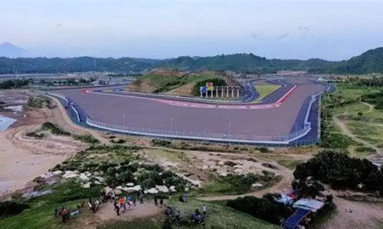 Keindahan Sirkuit Internasional Mandalika Pemandangan udara Sirkuit Mandalika dan pantai sekitarnya