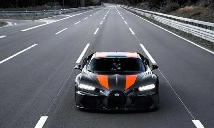 Bugatti Chiron Super Sport 300+ Bugatti Chiron Super Sport 300+ saat melakukan uji kecepatan
