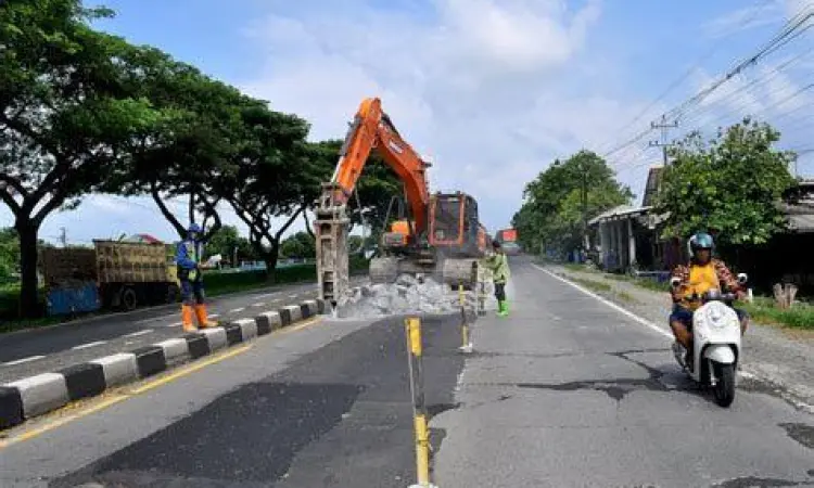 Proses betonisasi di Jalan Raya Narogong