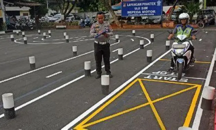 Ujian praktik berkendara mobil SIM A