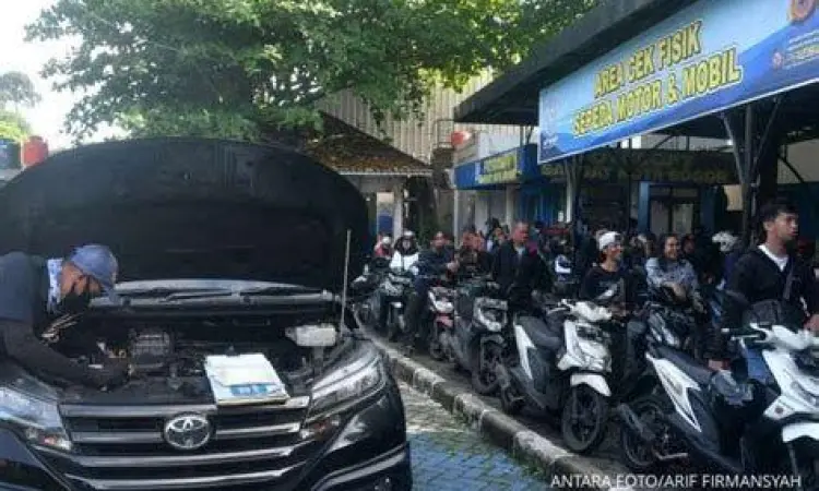 Proses cek fisik nomor rangka kendaraan di Samsat