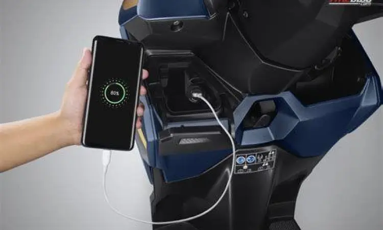 Fitur charger USB pada Honda Vario 125 New