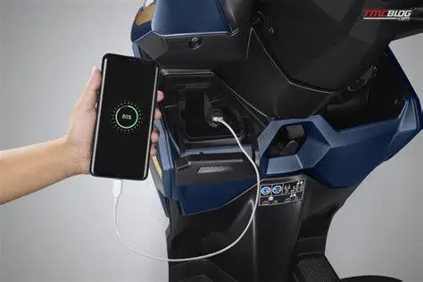USB Charger Vario 125 Fitur charger USB pada Honda Vario 125 New