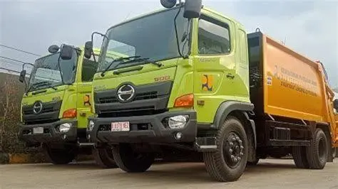 Truk Logistik Narogong Deretan truk besar melintasi jalur tengkorak Narogong