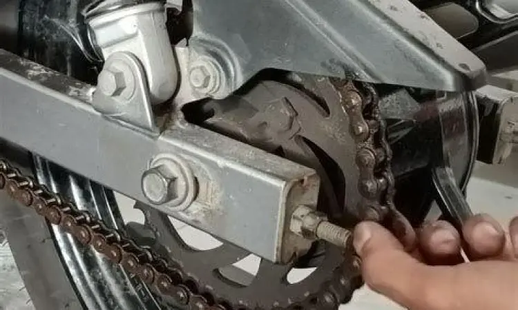 Perawatan Rantai Motor Perawatan rantai Honda Revo