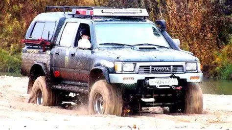 Performa Off-road Hilux 4x4 Mobil Hilux 4x4 melintasi medan lumpur