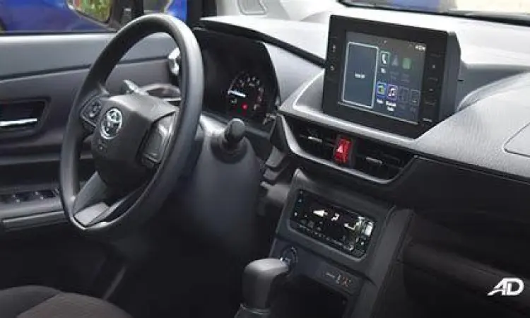 Dashboard Toyota Avanza dengan head unit modern