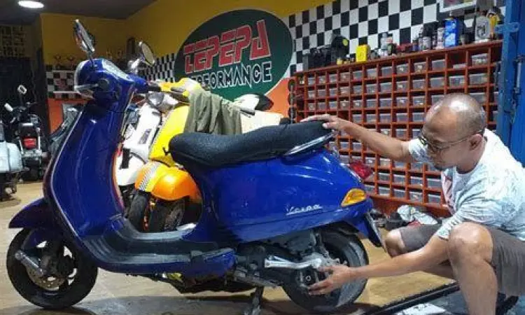 Proses pemeriksaan mesin Vespa matic bekas