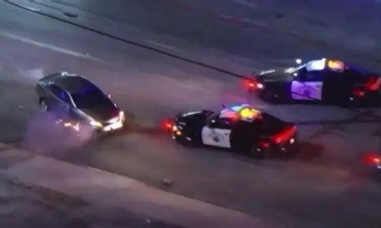 Pengejaran Mobil Polisi Aksi pengejaran mobil oleh kepolisian di jalan tol