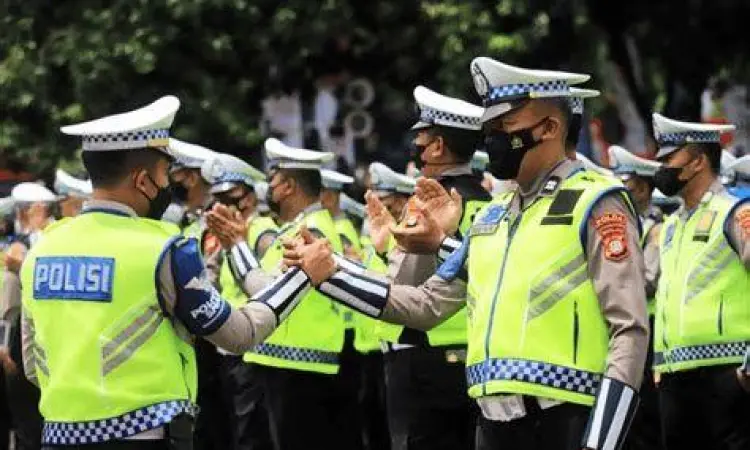Penegakan Hukum Lalu Lintas Petugas kepolisian memberikan instruksi kepada pengendara
