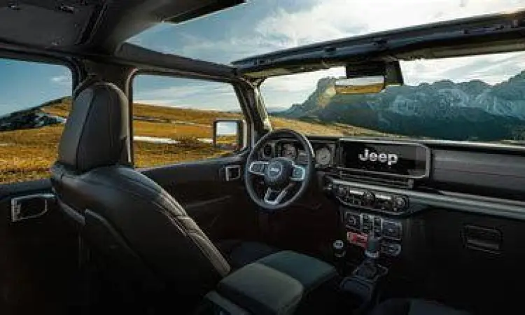 Interior Jeep Rubicon Interior mewah Jeep Rubicon dengan layar Uconnect dan panel instrumen modern