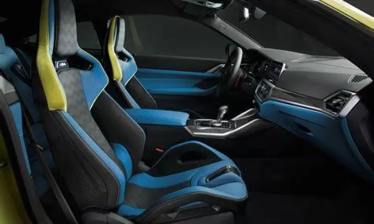 Interior BMW M4 dengan jok carbon bucket