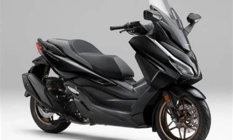 Detail lampu LED dan desain depan Honda Forza 250