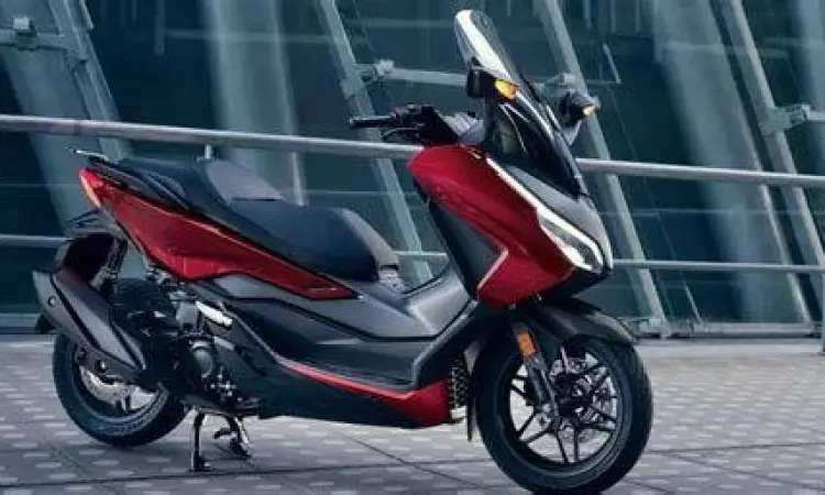 Aksi Honda Forza 250 saat digunakan touring di jalan raya
