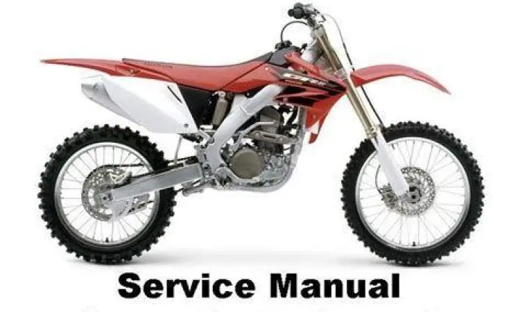 Mekanik melakukan servis Honda CRF 250