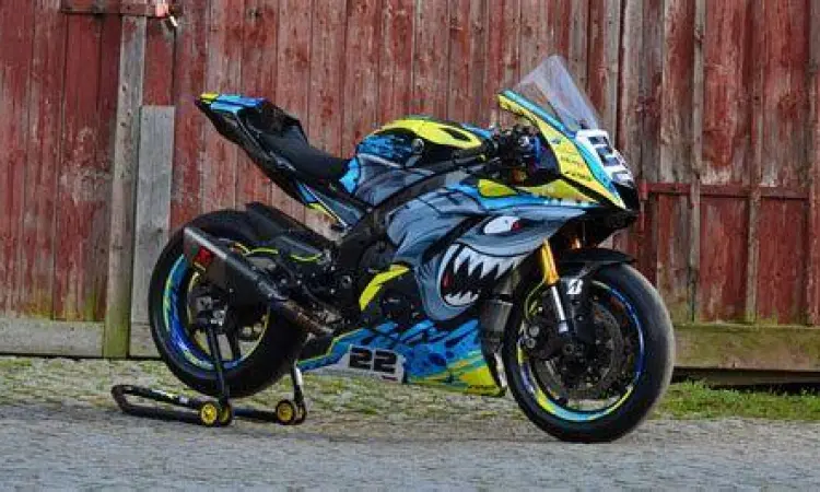 Yamaha R6 Supersport Tampilan Yamaha R6 Racing Blue dengan knalpot racing