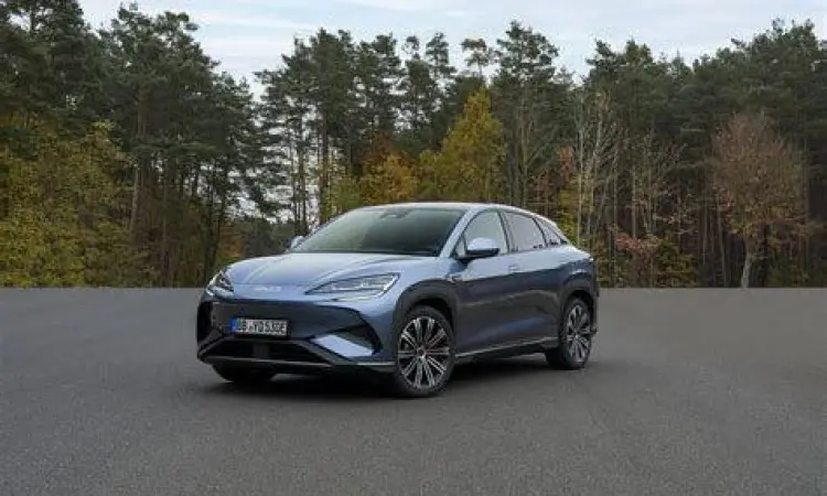 BYD Seal Sport Sedan BYD Seal varian Performance AWD warna biru