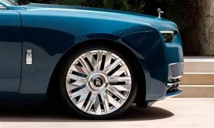 Detail velg dan logo Rolls Royce Ghost