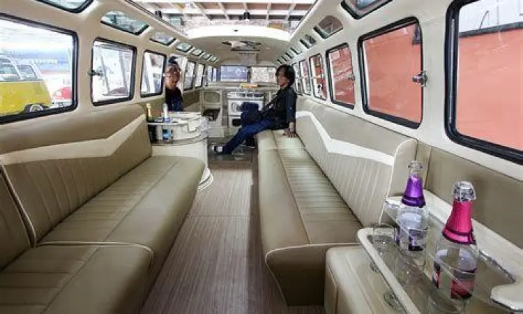 Teknologi Kabin Bus Interior dan panel kontrol klakson bus modern